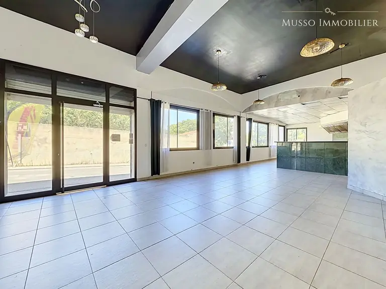 Local commercial — 110 m², Château-Gombert, Marseille 13ᵉ — photo 1