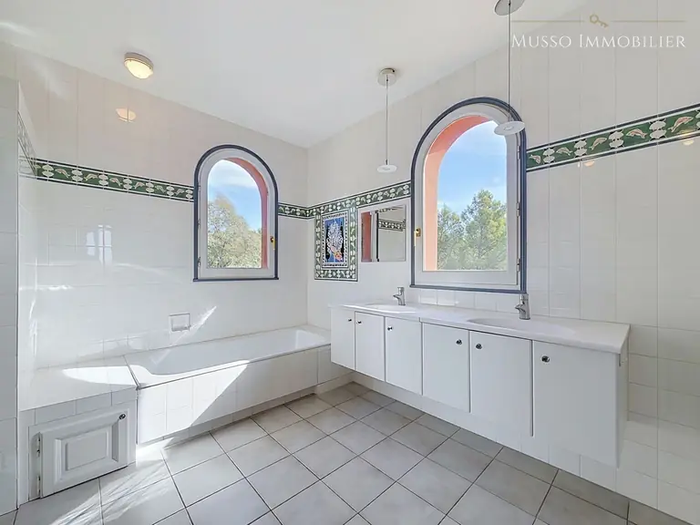 Maison traditionnelle — 197 m², St Marc Jaumegarde — photo 16